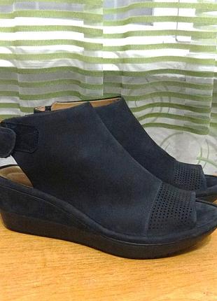 Женские босоножки на танкетке clarks