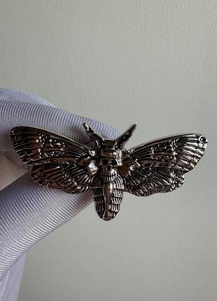 Металева брошка «метелик смерті» (death’s-head hawkmoth) – метелик із черепом, готична брошка