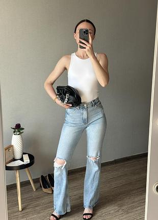 Bershka стильні світло-блакитні джинси. гарно сідають по фігурі, візуально подовжують ноги. із розрізами на колінах. без плям і дефектів