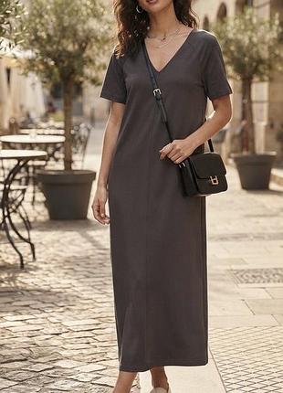 Жіноча сіра сукня-футболка міді від бренду dress 2 travel з короткими рукавами та v-подібним вирізом