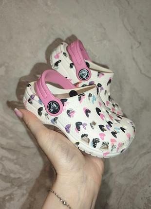 Дитячі сабо crocs kids classic heart print clog