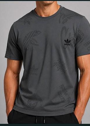 Чоловіча футболка adidas у сучасному спортивному стилі для тих, хто цінує комфорт, якість та практичність.