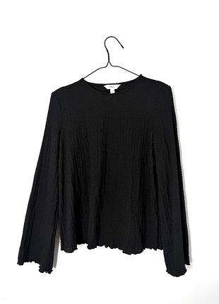 Чорний фактурний лонгслив блуза з рукавом кльош marks&spencer