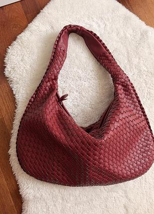 Бордова плетена сумка-хобо у стилі bottega veneta
