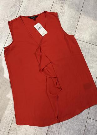 Майка топ червона блуза без рукавів від бренду lauren ralph lauren має стильний v-подібний виріз і декоративні рюші спереду