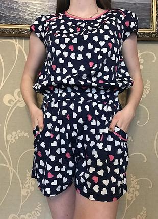 Очень красивый и стильный брендовый комбинезон в сердечках.
