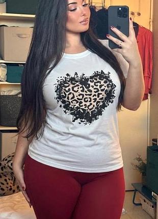 Жіноча футболка 🌸 м'яка та приємна тканина 🐆 біла футболка з леопардовим серцем 👕 жіноча футболка l - xl 💖 вільний крій літня повсякденна базова