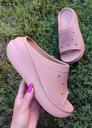 Шльопанці — це crocs crush slide у світло-коричневому кольорі "cork",
