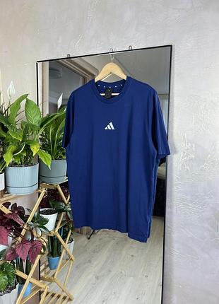 Дихаюча бавовняна футболка adidas з вишитим 3-bar логотипом