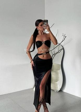 Черное блестящее платье с озорками