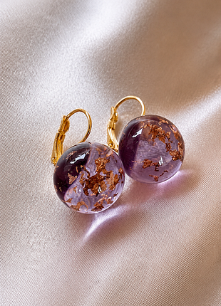 Сережки кульки purple nebula | прозора смола із золотою поталлю | елегантна біжутерія