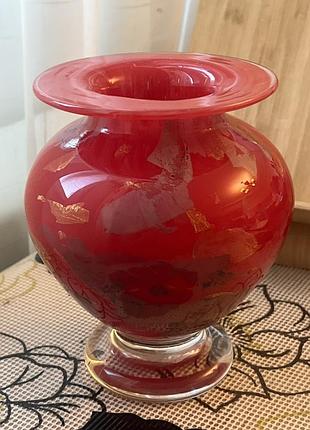 Вінтажна ваза gozo glass з мальти, виготовлена з червоного скла з золотистими акцентами.