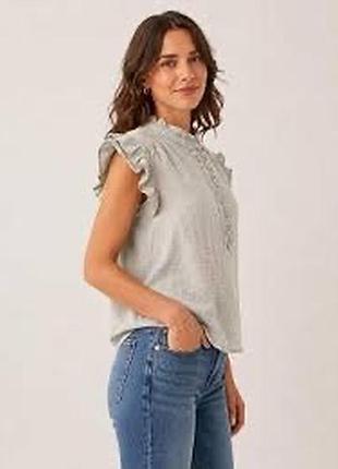 Світло-сіра блузка h&m виконана з легкої муслінової тканини та має рюші на комірі.