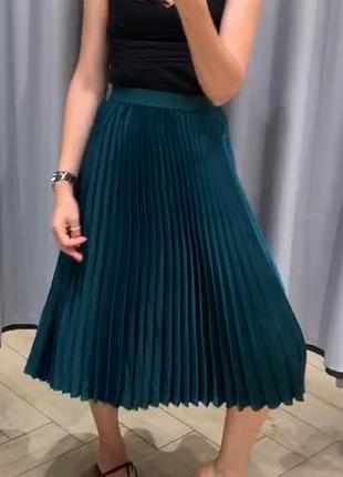Спідниця h&m плісирована смарагдова міді