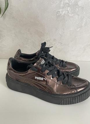 Жіночі кеди puma basket platform metallic bronze з характерною масивною підошвою-платформою та металізованим верхом кольору бронзи 36