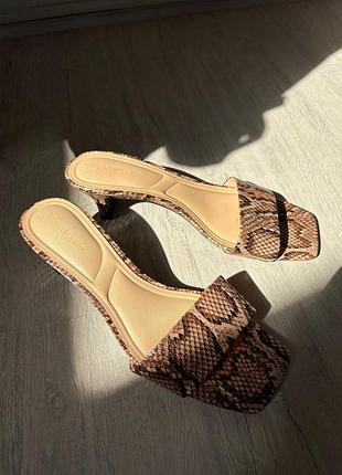 Мюлі в зміїний принт zara