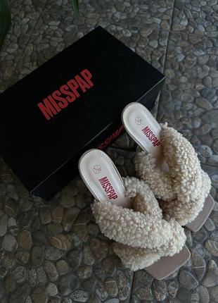 Нові ефектні хутряні мюлі / босоніжки misspap (британія) на підборах!