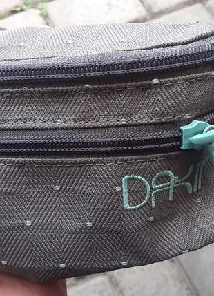 Поясная сумка dakine hip pack(usa) выполнена в сером цвете с мелким узором в крапинку и оснащена бирюзовыми молниями.38*13см.хорощее состояние.