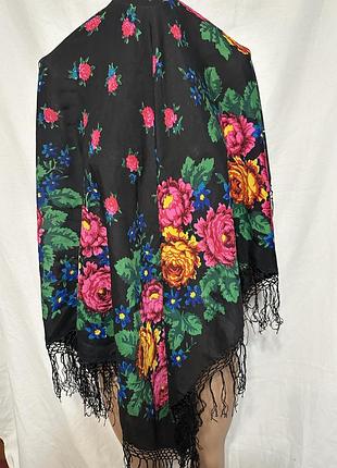 Платок черный с цветами и китицами