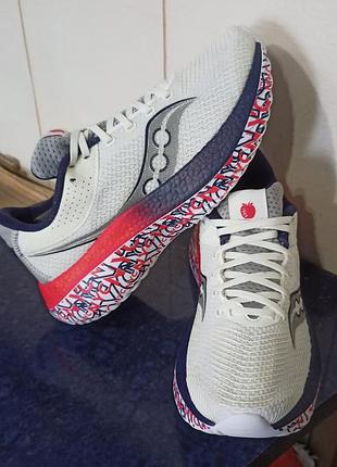 Кроссовки saucony.