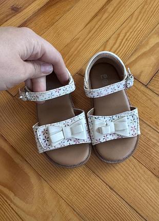Дитячі босоніжки для дівчинки mothercare 23р 14,5см