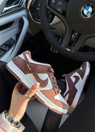 Стильные женские кроссовки nike dunk low arewood mini swoosh brown/white