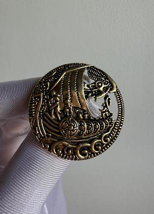 Металева брошка «корабель вікінгів драккар» – вінтажна брошка з кораблем у скандинавському стилі