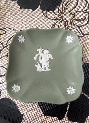 Вінтажний а тарілочка  з яшмової кераміки wedgwood (jasperware) у кольорі шавлії (sage green) з білим рельєфним зображенням купідона.