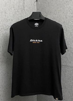 Чорна футболка від бренду dickies