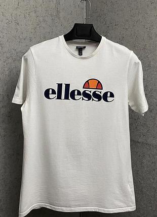 Біла футболка від бренду ellesse