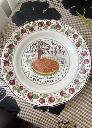 Тарілка gien les tartes (pommes/apples) виконана з французького фаянсу з фігурним краєм та малюнком яблуневого пирога.