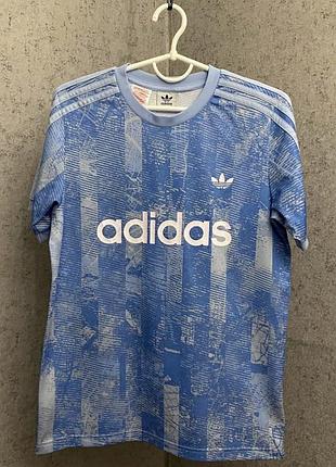 Блакитна футболка від бренду adidas