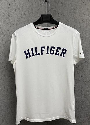Біла футболка від бренду tommy hilfiger