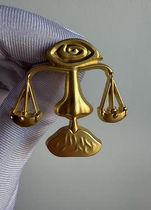 Металева брошка  «терези феміди» – знак зодіаку терези, символ справедливості, золота
