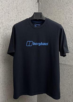 Чорна футболка від бренду berghaus