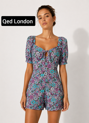 Комбинезон женский шортами мини в цветочный принт от бренда qed london s