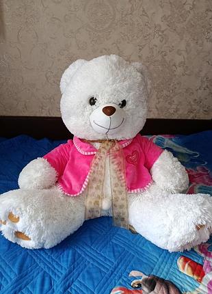 Большой, красивый, белоснежный мишка