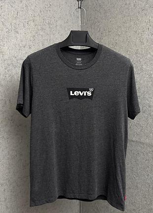 Сіра футболка від бренду levi’s