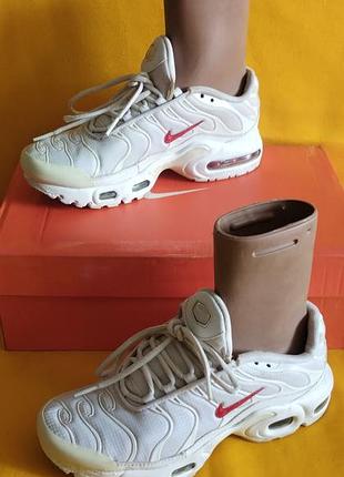 Жіночі кросівки nike air max plus tn у білому кольорі