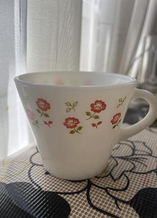 Вінтажна чашка pyrex прикрашена візерунком із маленькими рожевими квітками