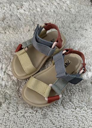 Босоніжки, сандалі zara