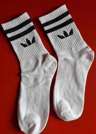 Белые спортивные носки с принтом / высокие носки в стиле adidas