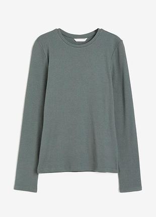 Женский лонгслив оливкового цвета от h&m выполнен из трикотажа в рубчик