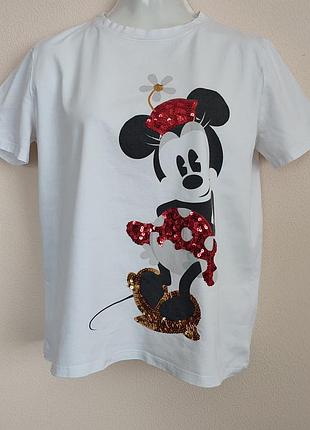 Біла футболка zara із колекції disney, на якій зображена мінні маус, прикрашена яскравими паєтками