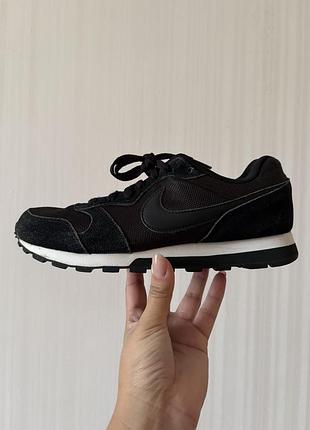 Кросівки nike md runner 2 у чорному кольорі з білою підошвою та замшевими вставками