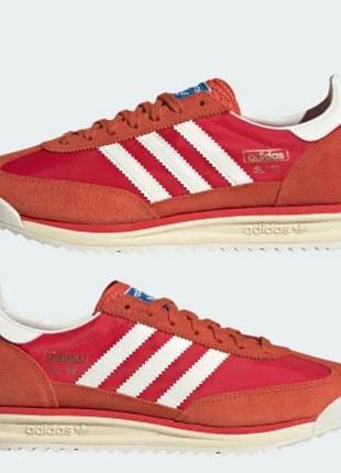 Червоні кросівки від adidas
