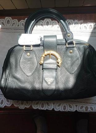 Сумка prada cervo large виконана з чорної оленячої шкіри з характерною структурою та прикрашена ефектом фурнітурою у вигляді дракона.оригінал,нова з с