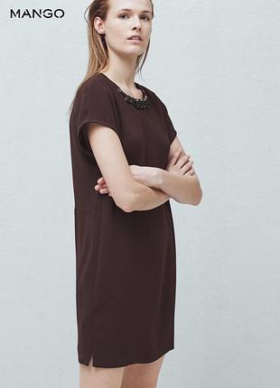 Роскошное платье с украшение на воротнике mango