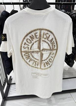 Чоловіча літня біла футболка з великим принтом на спині stone island
