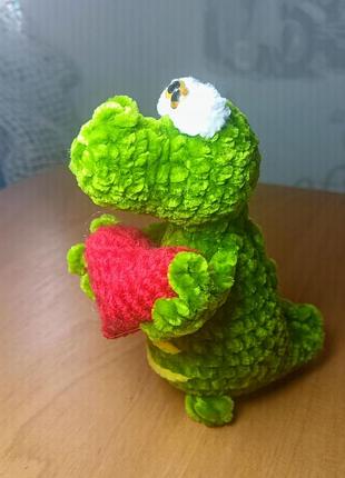 Милый плюшевый крокодил. вязаная игрушка